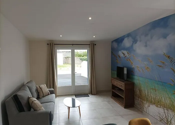 La Maisonnette Aux Volets Bleus