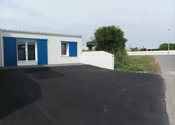 La Maisonnette Aux Volets Bleus